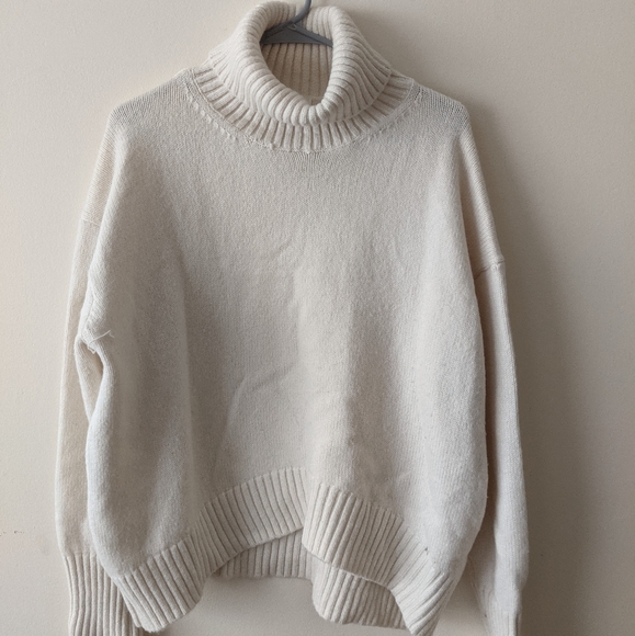White H&M Turtleneck Sweater - Picture 1 of 3